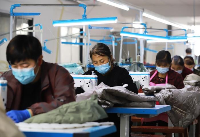 降低,河北省玉田县石臼窝镇的服装加工企业迎来了生产和销售高峰期